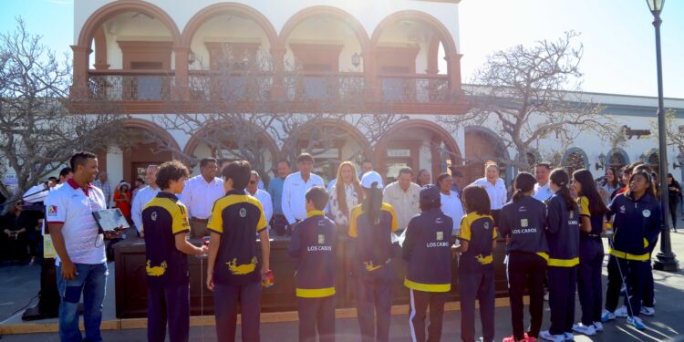 Entrega Gobierno de Los Cabos material deportivo a atletas de esgrima