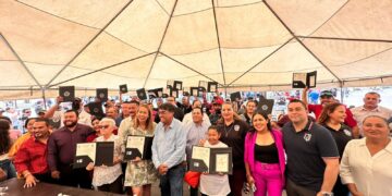 ¡Justicia laboral para trabajadores de Los Cabos! Hace entrega alcalde Oscar Leggs Castro de 35 bases sindicales