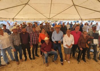 ¡Otro compromiso cumplido! alcalde de Los Cabos Oscar Leggs Castro entrega sementales a ganaderos de la región