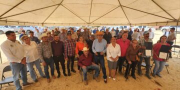 ¡Otro compromiso cumplido! alcalde de Los Cabos Oscar Leggs Castro entrega sementales a ganaderos de la región