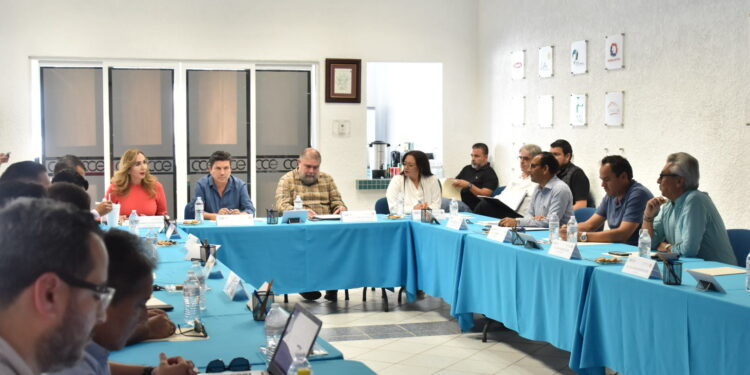 Socializan legisladores la iniciativa de Ley de Mejora Regulatoria con el CCE