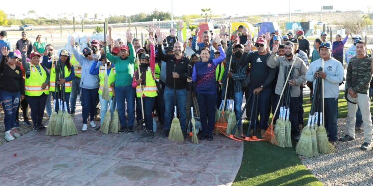 Entrega Alcaldesa uniformes y equipo operativo al área de barrido manual