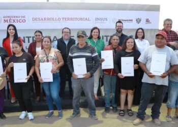 Entrega Ayuntamiento de La Paz escrituras en la colonia Valle Dorado