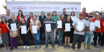 Entrega Ayuntamiento de La Paz escrituras en la colonia Valle Dorado