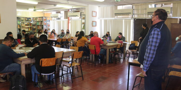 TRABAJAN CONSEJOS TÉCNICOS EN ADAPTAR A BCS CONTENIDOS DE NUEVA ESCUELA MEXICANA