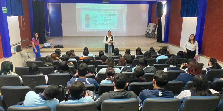 CAPACITA COMISIÓN DE TRATA A PERSONAL DOCENTE Y ADMINISTRATIVO DE NIVEL BÁSICO DE LA PAZ