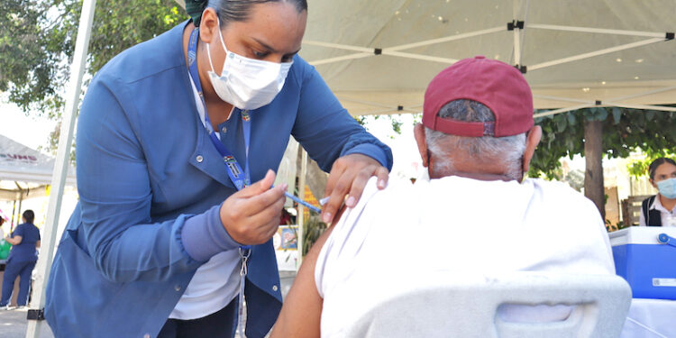 APLICARON VACUNAS CONTRA COVID A PERSONAS DE 18 AÑOS Y MÁS EN LA PAZ