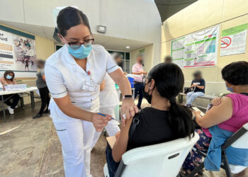 Aplica IMSS Baja California Sur vacuna contra la COVID-19 a mayores de 18 años