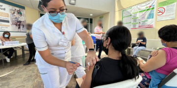 Aplica IMSS Baja California Sur vacuna contra la COVID-19 a mayores de 18 años