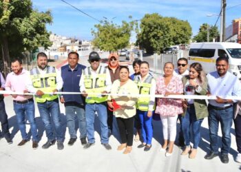 Entrega alcalde Oscar Leggs Castro la obra de pavimentación del bulevar de la colonia Hojazen en CSL