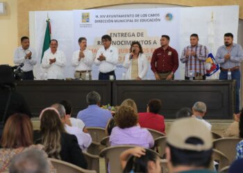 Preside alcalde Oscar Leggs Castro la ceremonia de reconocimiento y entrega de bonos a maestras y maestros jubilados en SJC