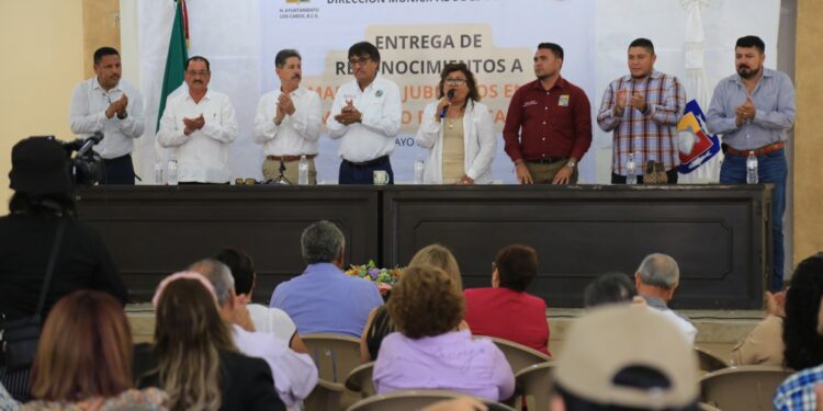 Preside alcalde Oscar Leggs Castro la ceremonia de reconocimiento y entrega de bonos a maestras y maestros jubilados en SJC
