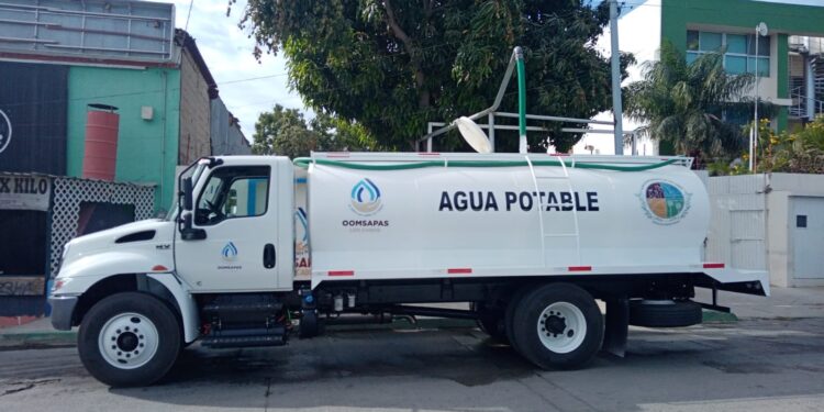 Suministra OOMSAPAS Los Cabos a través de sus camiones cisterna a escuelas públicas, hospitales y centro de salud&nbsp;