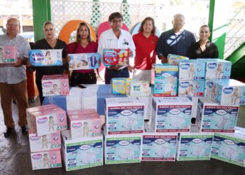 Agradece alcalde Oscar Leggs Castro donativo de pañales por parte de directivos y&nbsp; personal del restaurante Mango Deck