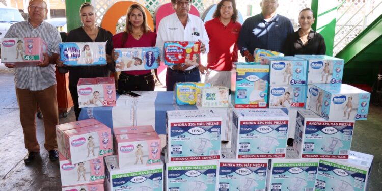 Agradece alcalde Oscar Leggs Castro donativo de pañales por parte de directivos y&nbsp; personal del restaurante Mango Deck