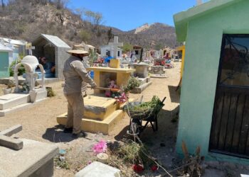 Refuerza Servicios Públicos trabajos de limpieza en panteones de Los Cabos