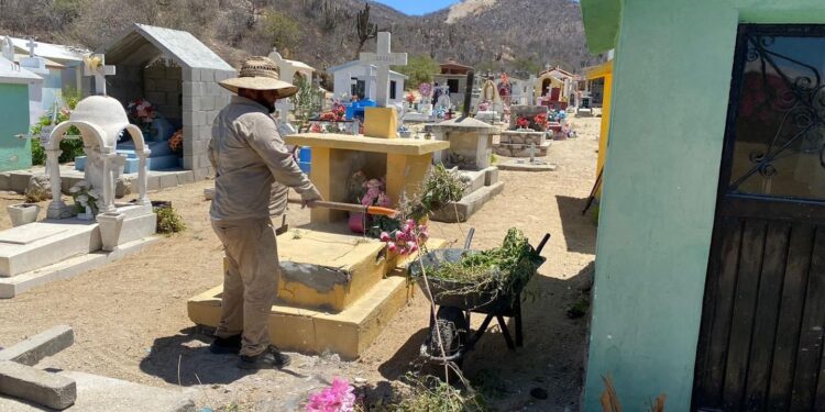 Refuerza Servicios Públicos trabajos de limpieza en panteones de Los Cabos