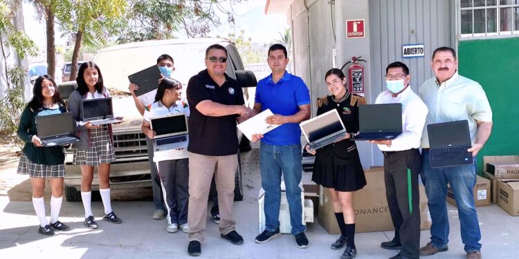 A través de la Coordinación de Educación se logra donación de un importante lote de cómputo para estudiantes del CECyTE en CSL&nbsp;