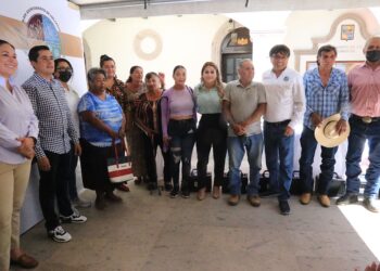 Nadie es más importante que todos juntos; entrega alcalde Oscar Leggs Castro apoyos sociales a familias de la zona rural y diferentes colonias del municipio
