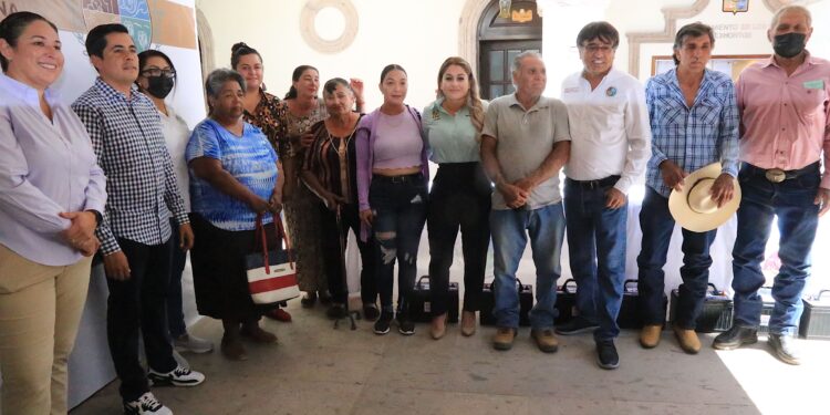 Nadie es más importante que todos juntos; entrega alcalde Oscar Leggs Castro apoyos sociales a familias de la zona rural y diferentes colonias del municipio