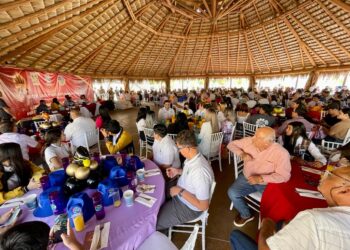 Con música en vivo, desayuno, rifa de regalos y entrega de reconocimientos, el Gobierno de Los Cabos celebró el Día del Estudiante