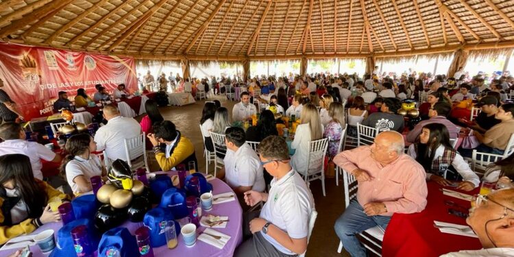 Con música en vivo, desayuno, rifa de regalos y entrega de reconocimientos, el Gobierno de Los Cabos celebró el Día del Estudiante