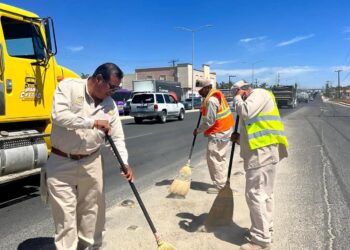 Trabaja Servicios Públicos en la limpieza de la carretera Transpeninsular