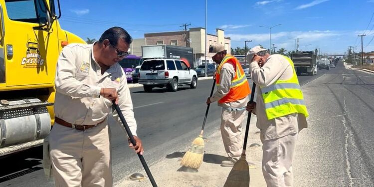 Trabaja Servicios Públicos en la limpieza de la carretera Transpeninsular