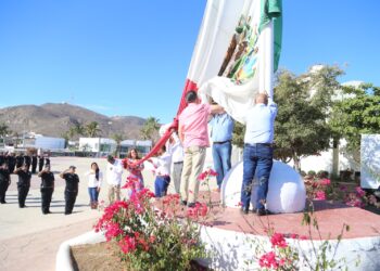 Encabezan autoridades municipales recorrido por el tianguis de Las Palmas en CSL