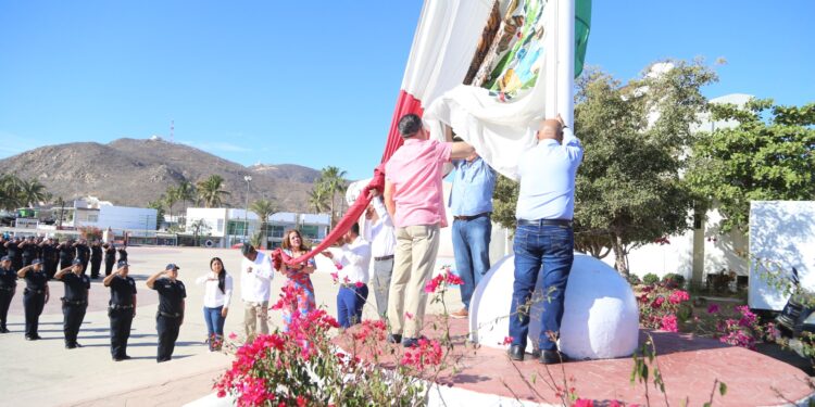 Encabezan autoridades municipales recorrido por el tianguis de Las Palmas en CSL
