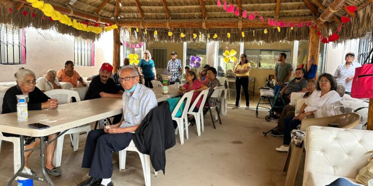 Para beneficio de las personas adultas mayores, estudiantes del ITES se suman a las acciones del DIF Los Cabos&nbsp;