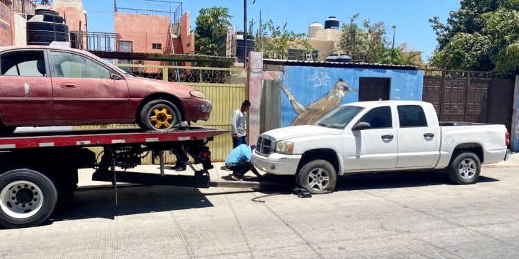 A favor del orden y mejoras en la imagen de la ciudad, se realiza el operativo para el retiro de vehículos chatarra en la vía pública en CSL