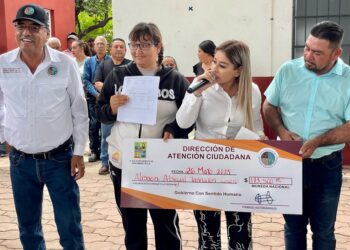 El Gobierno con sentido humano hizo entrega de $173 mil 500 pesos en boletos de avión para 4 deportistas con discapacidad