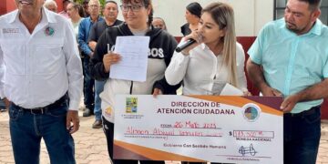 El Gobierno con sentido humano hizo entrega de $173 mil 500 pesos en boletos de avión para 4 deportistas con discapacidad