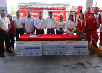 Entregan alcalde Oscar Leggs Castro y equipo de Agua Potable de Los Cabos más de $1 millón de pesos a Bomberos y Cruz Roja Mexicana