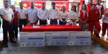 Entregan alcalde Oscar Leggs Castro y equipo de Agua Potable de Los Cabos más de $1 millón de pesos a Bomberos y Cruz Roja Mexicana