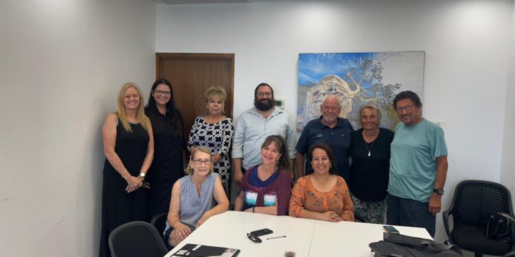 Para tratar temas de urbanidad y movilidad, se reúnen autoridades municipales con turistas extranjeros residentes en Los Cabos
