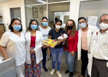 DIF Los Cabos acerca apoyos a quien más lo requiere; llevan pañales para infantes al Hospital General de SJC