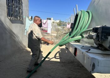 Tras retraso en el tandeo de agua potable, vecinos de la colonia Leonardo Gastélum en CSL reciben apoyo en pipas
