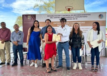 XIV Ayuntamiento otorga 256 constancias y reconocimientos a beneficiarios del Centro de Desarrollo Comunitario en la colonia Vista Hermosa de SJC