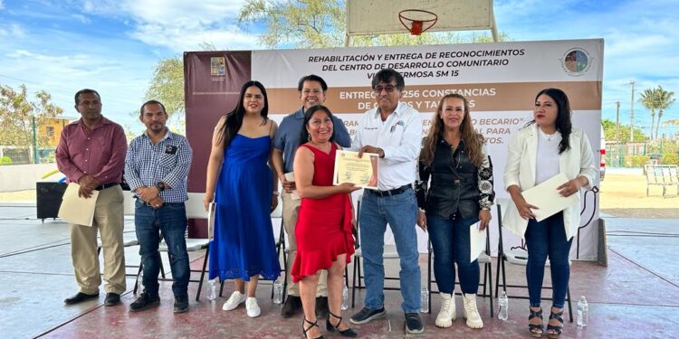 XIV Ayuntamiento otorga 256 constancias y reconocimientos a beneficiarios del Centro de Desarrollo Comunitario en la colonia Vista Hermosa de SJC