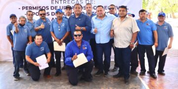 Entregan permisos de trabajo a colaboradores del transporte público en CSL