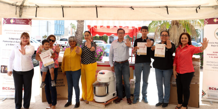 Gobierno de BCS entrega equipo y herramienta para autoempleo: SNEBCS