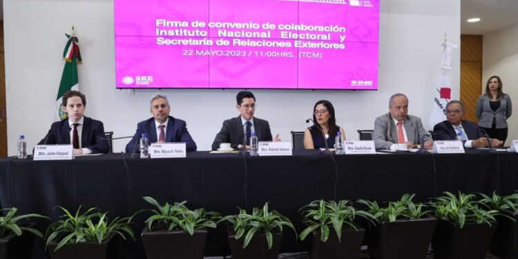 Firman INE y SRE convenio de colaboración para elvoto presencial de connacionales en el extranjero