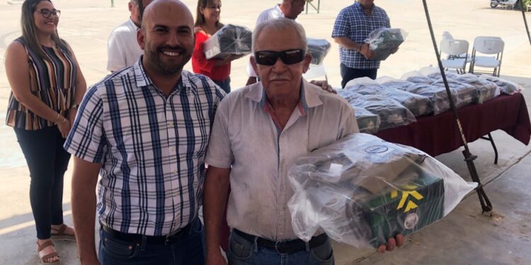 Entrega Servicios Públicos uniformes a personal operativo en Los Planes