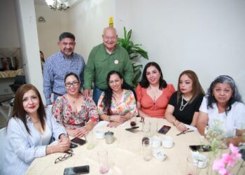 CELEBRA GOBERNADOR DÍA DE LAS MADRES CON TRABAJADORAS DE GOBIERNO DEL ESTADO