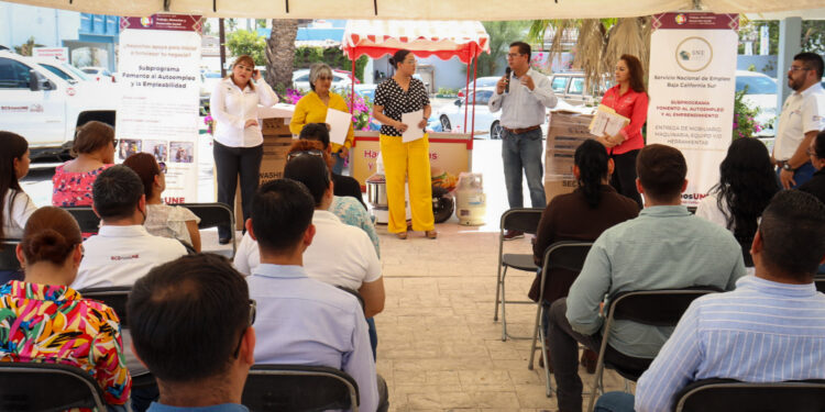 Gobierno de BCS entrega equipo y herramienta para autoempleo: SNEBCS