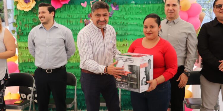 RECONOCE GOBIERNO DEL ESTADO LABOR DE MADRES TRABAJADORAS: HOMERO DAVIS&nbsp;&nbsp;