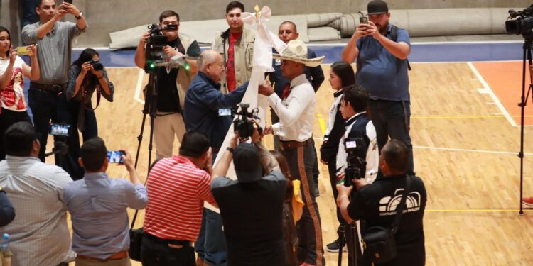 Abandera Gobernador VCC delegación que participará