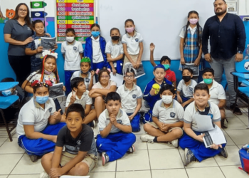 Imparten pláticas a estudiantes de Primaria sobre la importancia del tiburón ballena